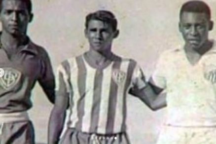 Pel ao lado dos jogadores do Dom Bosco, em 1965