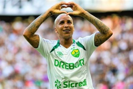 O atacante Deyverson, que veste a camisa 16