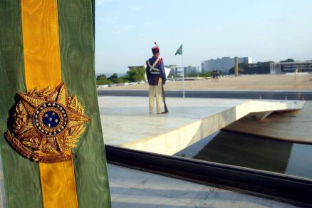 Faixa presidencial no Palcio do Planalto, com um Drago da Independncia ao fundo, na rampa, em Braslia
