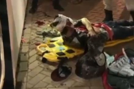 Testemunhas filmaram ele sendo atendido pelos bombeiros