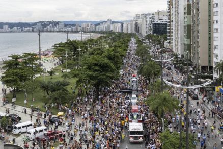 Corpo de Pel percorre cortejo em caminho do Corpo de Bombeiros na Ponta da Praia, em Santos