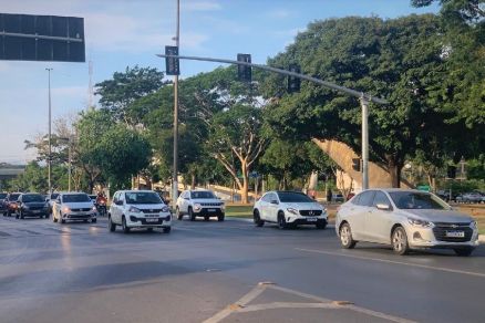 Veculos trafegando por rua de Cuiab
