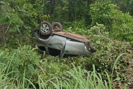 O motorista teria perdido o controle do carro, o que o fez sair da pista e capota