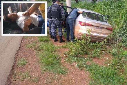 O homem (no detalhe) no carro aps sofrer acidente