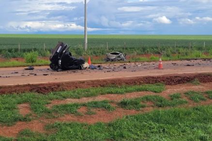 Os dois carros totalmente destrudo depois do acidente