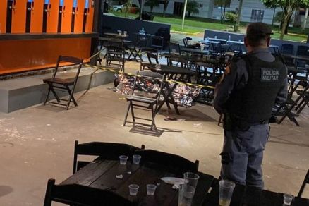 Os bombeiros constataram a morte do homem no bar