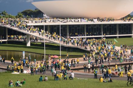 Apoiadores do ex-presidente tentam invadir Congresso