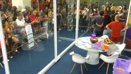 Diogo Defante tentou pular a grade da casa de vidro do BBB 23