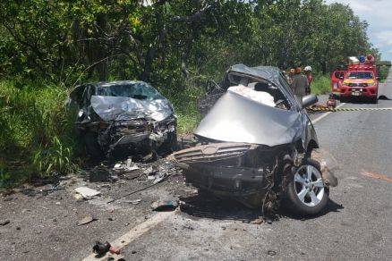 Os dois veculos ficaram bastante danificados