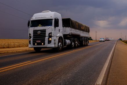 Caminho transporte soja por rodovia de Mato Grosso