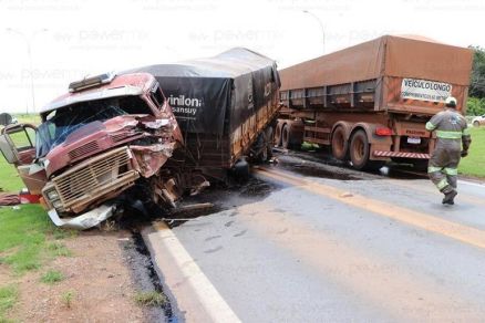 Carretas, caminho e carro interditaram pista 