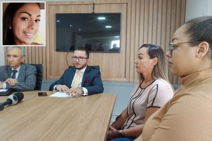Os advogados, a me e a irm de Keitiane Eliza da Silva (detalhe), que morreu em abril do ano passado