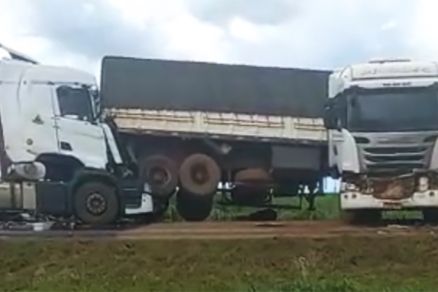Dois dos cinco veculos envolvidos no acidente desta tarde