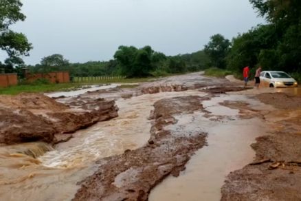 Estrada alagada entre Alto Boa Vista e So Flix do Araguaia