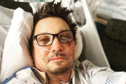 Renner  conhecido por seu papel de Gavio Arqueiro no universo da Marvel