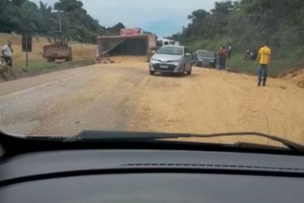 Carga ficou espalhada na pista aps carreta tombar