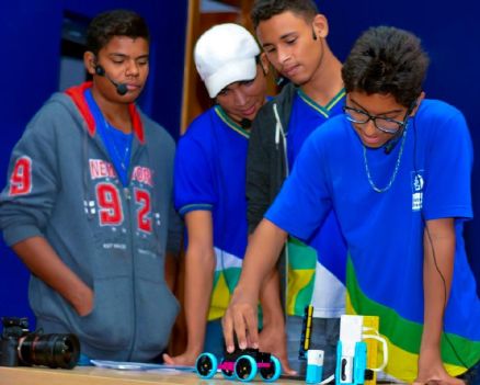 Alunos desenvolvem prottipos durante as aulas