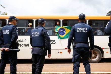 Dezenas de nibus com presos no acampamento golpista em frente ao QG do Exrcito chegam  superintendncia da PFl em Braslia
