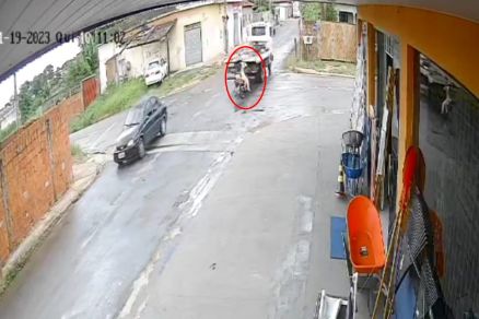 O motorista deu marcha  r e passou por cima da moto (no crculo)
