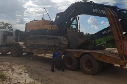 No local, os policiais encontraram dois caminhes e um trator modelo escavadeira hidrulica