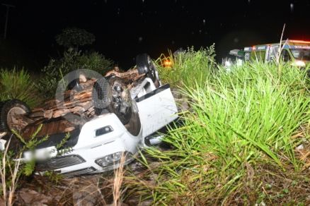 O ve�culo foi parar no acostamento com as 4 rodas para cima