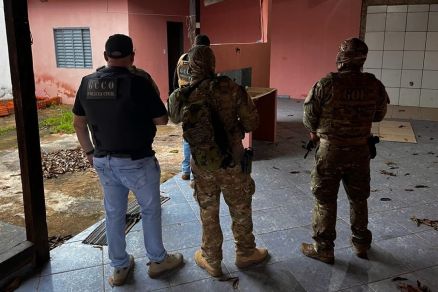 Policiais da GCCO cumprem mandado durante a Operao Armadillo, deflagrada nesta quarta