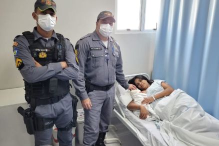 Policiais com a me no Hospital, aps o parto