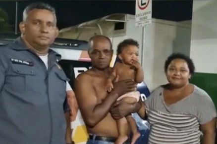 A Polcia Militar com a famlia da beb Rafaele