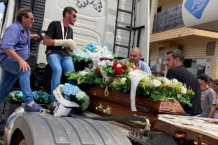 O corpo foi sepultado nesta segunda-feira em Vera