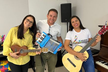 Marcello Mendona com Damaris Trindade e Diony Dutra, que tambm so musicoterapeutas no Projeto Harmonia Diferente 