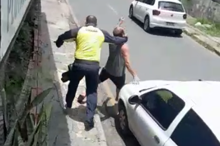 O condutor, aps ser abordado por estar dirigindo na contramo, passou a agredir verbalmente o amarelinho e a ameaa-lo 