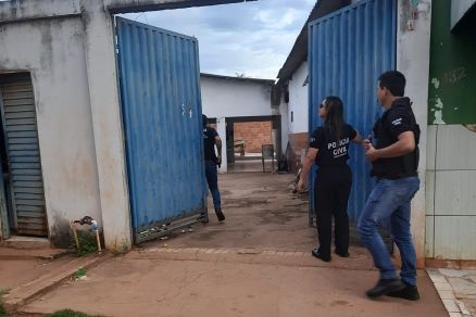 O suspeito, de 26 anos, levava as adolescentes para uma casa no fundo de uma mercearia, onde elas usavam drogas, lcool e se prostituiam