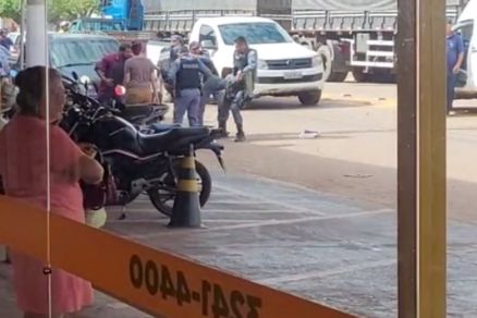 Momento em que militares tentam imobilizar o homem em surto 