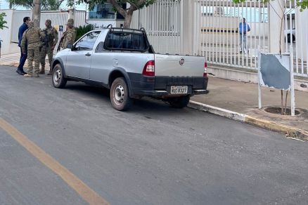 Policiais civis cumprem mandado durante a Operao Hypnos, deflagrada na quinta-feira