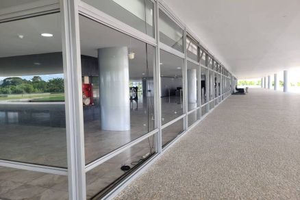 Primeiro andar do Palcio do Planalto segue sem os vidros vandalizados em 8 de janeiro