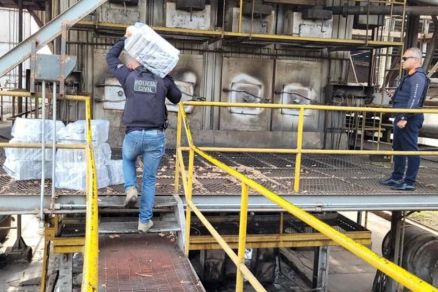 Policiais antes do procedimento de incinerao 