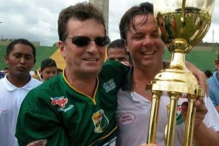 O empresrio Manoel Dresch ao lado do ex-jogador Gacho