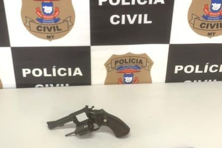 As armas e munies foram apreendidas
