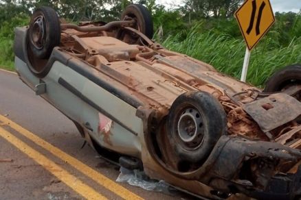 O carro em que estava Valdeir Campos Goivado ficou com as rodas para cima