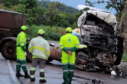 A carreta ficou destruda aps o acidente