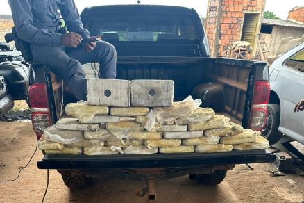 Mais de quarenta pores de drogas foram apreendidas no fundo falso da caminhonete 