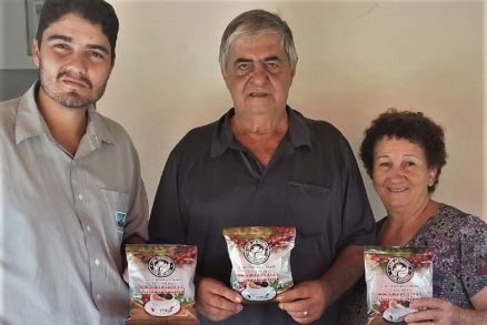 Tcnico da Empaer Thiago Tombini com os agricultores Toninho e a mulher dele, Maria Jos da Costa Silva