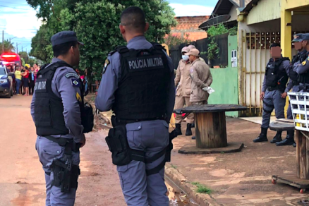 Policiais e bombeiros em frente ao bar aps a chacina