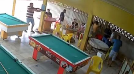 Momento em que Edgar Ricardo de Oliveira e Ezequias Souza Ribeiro  atiram nas vtimas