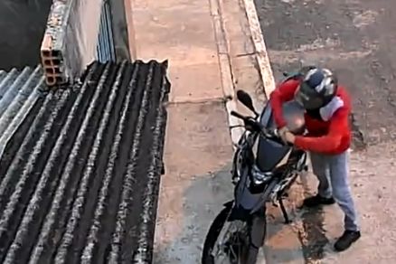 Momento em que ladro fora entrada de chave de motocicleta 