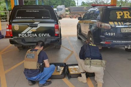 Policiais civis e da PRF conferindo o carregamento