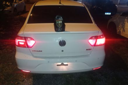 Na ao, um carro Volkswagen Voyage foi recuperado