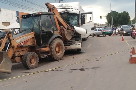 Caminho atingiu retroescavadeira, que estava parada na rodovia