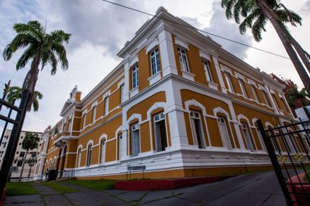 Fachada da Biblioteca Pblica Estadual Estevo de Mendona