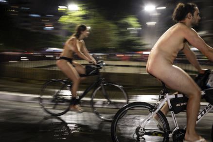 Dezenas de ciclistas participam da edio do Word Naked Bike Ride (WNBR) no Brasil, conhecida como Pedalada Pelada, na avenida Paulista
